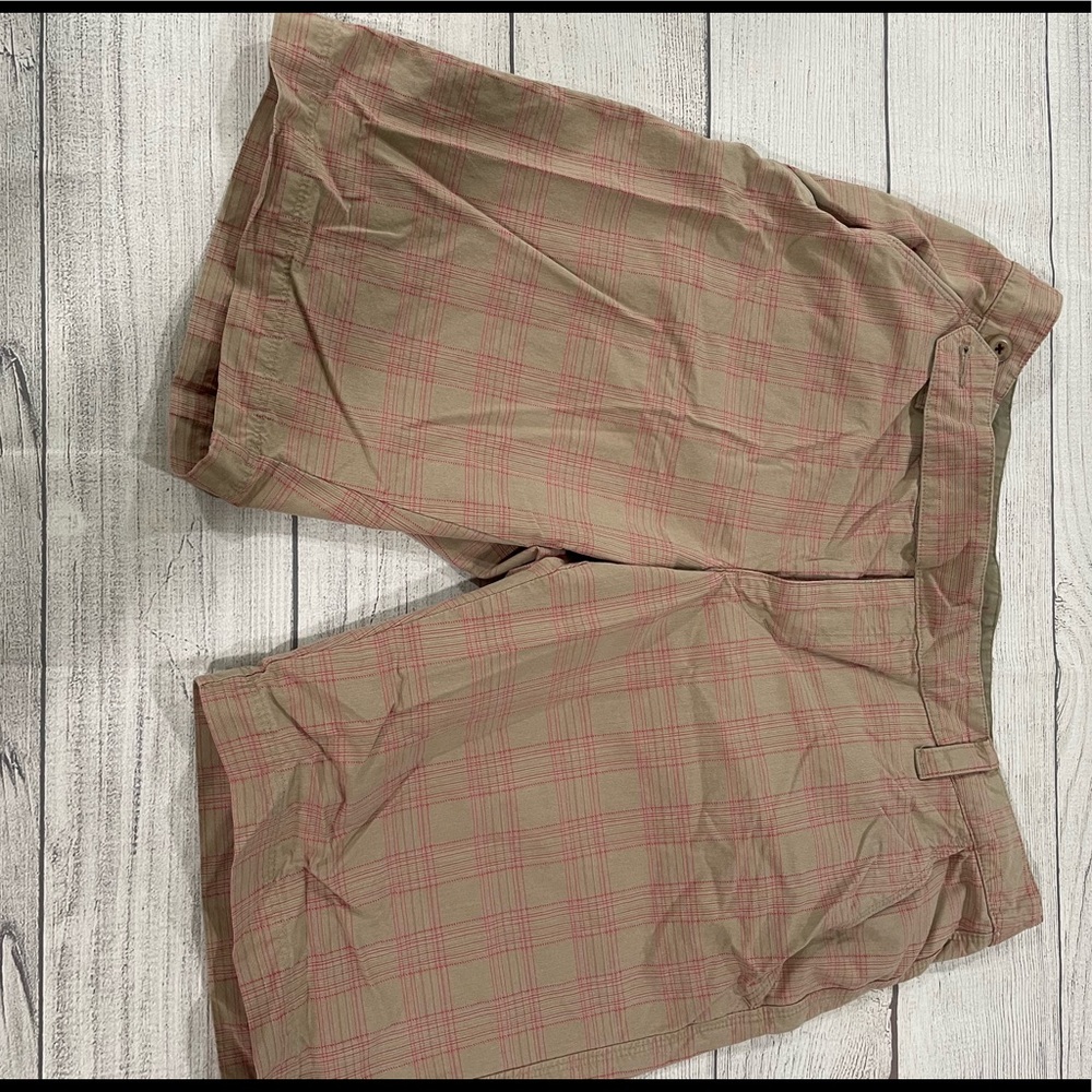 THE NORTH FACE khaki with pink plaid Bermuda shorts in size 10